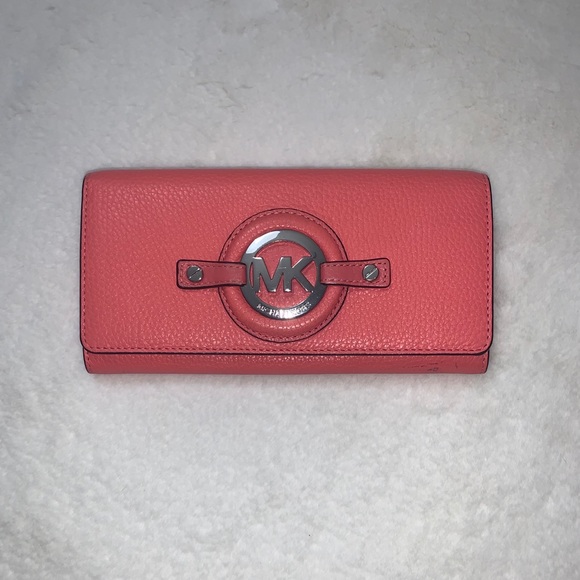 Michael Kors wallet 🌸 - Picture 1 of 3